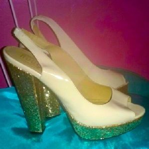 Cream  patent leather pumps w/ gold glitter heels
